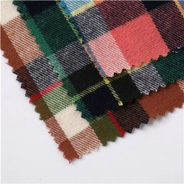 Боядисана с прежда карирана фланелен плат